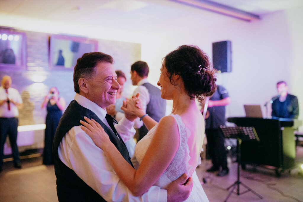 Hochzeitspaar bei der standesamtlichen Trauung in Bad Friedrichshall fotografiert von Marc Feix Photography - Hochzeitsfotograf in Stuttgart