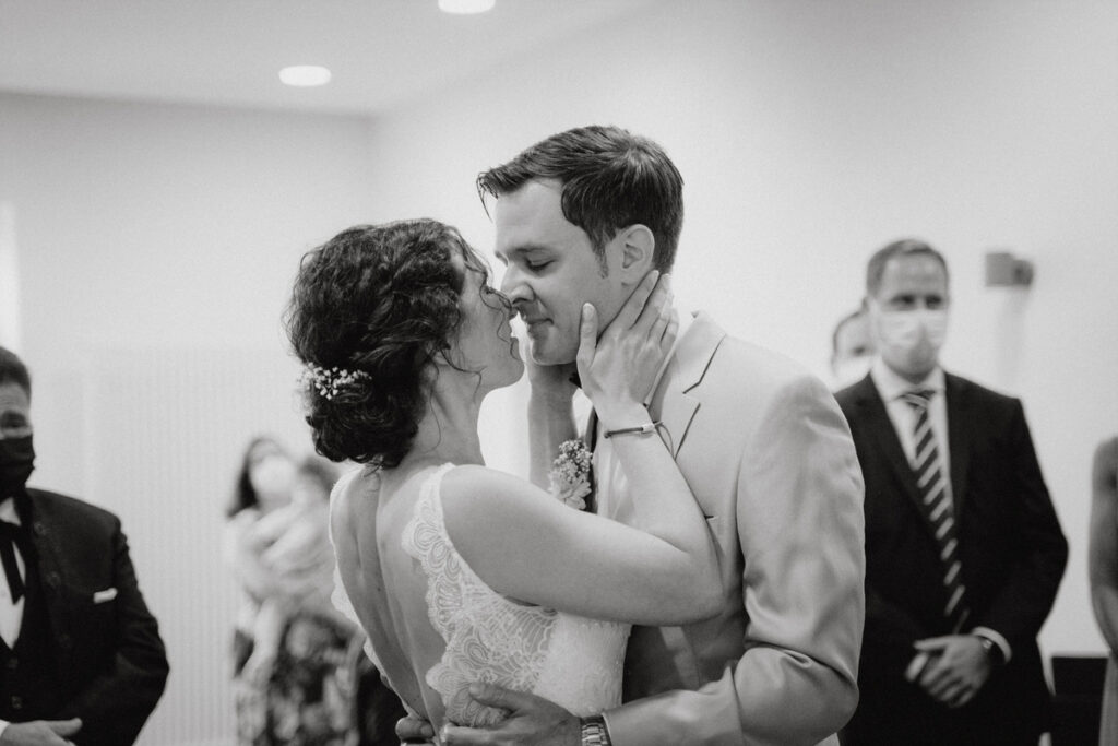 Hochzeitspaar bei der standesamtlichen Trauung in Bad Friedrichshall fotografiert von Marc Feix Photography - Hochzeitsfotograf in Stuttgart