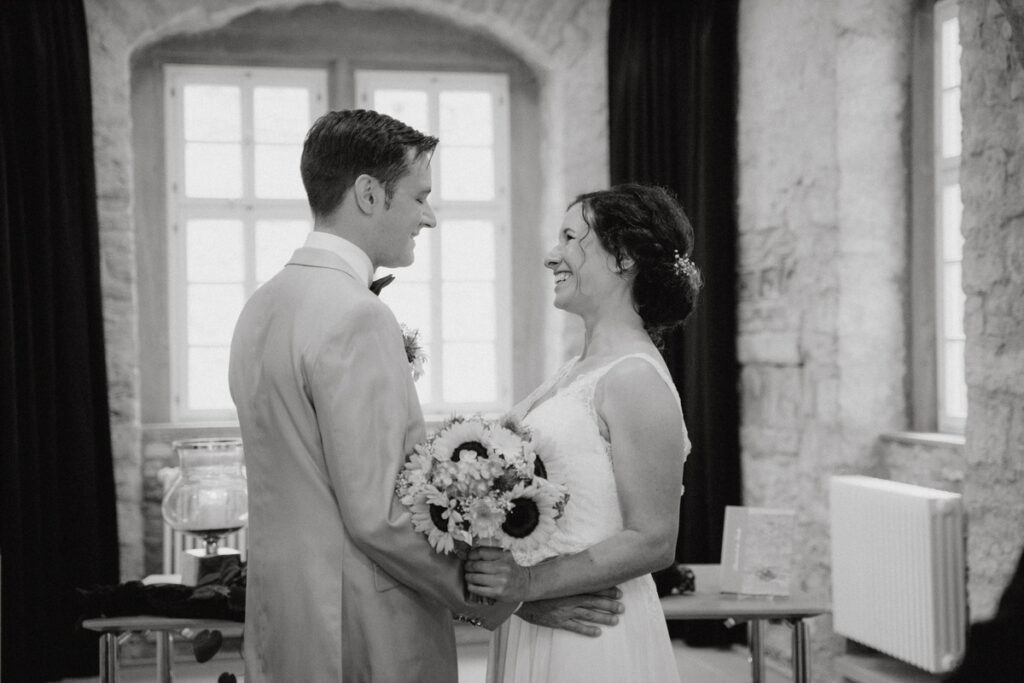 Hochzeitspaar bei der standesamtlichen Trauung in Bad Friedrichshall fotografiert von Marc Feix Photography - Hochzeitsfotograf in Stuttgart