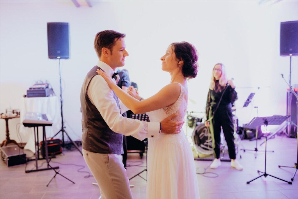 Hochzeitspaar bei der standesamtlichen Trauung in Bad Friedrichshall fotografiert von Marc Feix Photography - Hochzeitsfotograf in Stuttgart