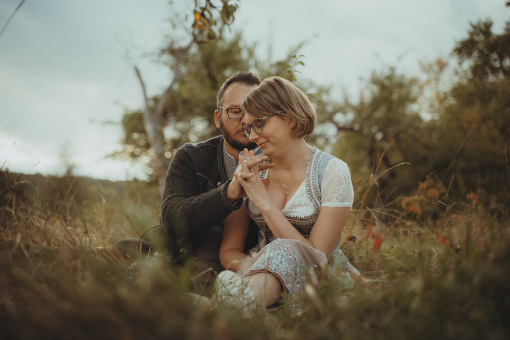 Hochzeitspaar bei der standesamtlichen Trauung in Burgbernheim in Mittelfranken