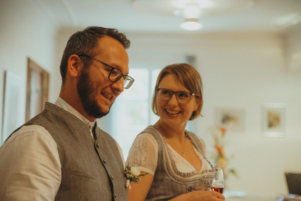 Hochzeitspaar bei der standesamtlichen Trauung in Burgbernheim in Mittelfranken