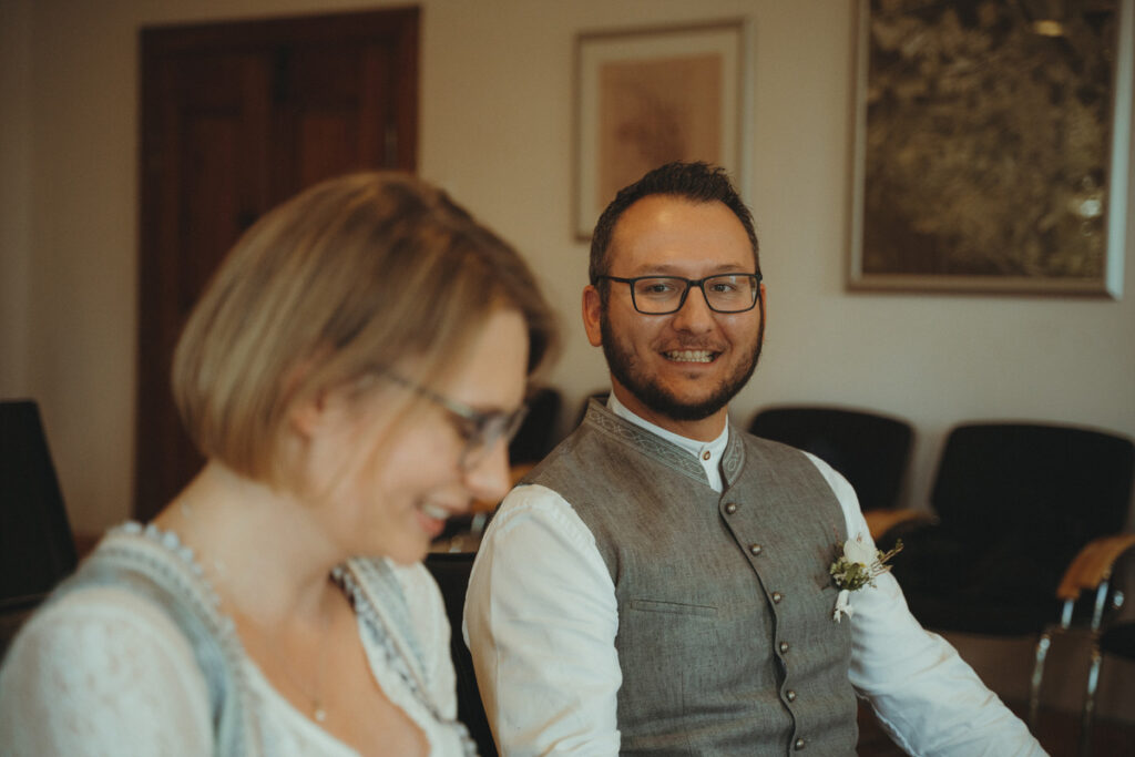 Hochzeitspaar bei der standesamtlichen Trauung in Burgbernheim in Mittelfranken