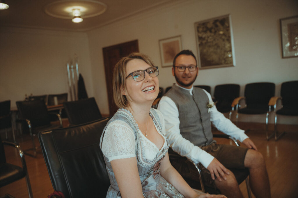 Hochzeitspaar bei der standesamtlichen Trauung in Burgbernheim in Mittelfranken