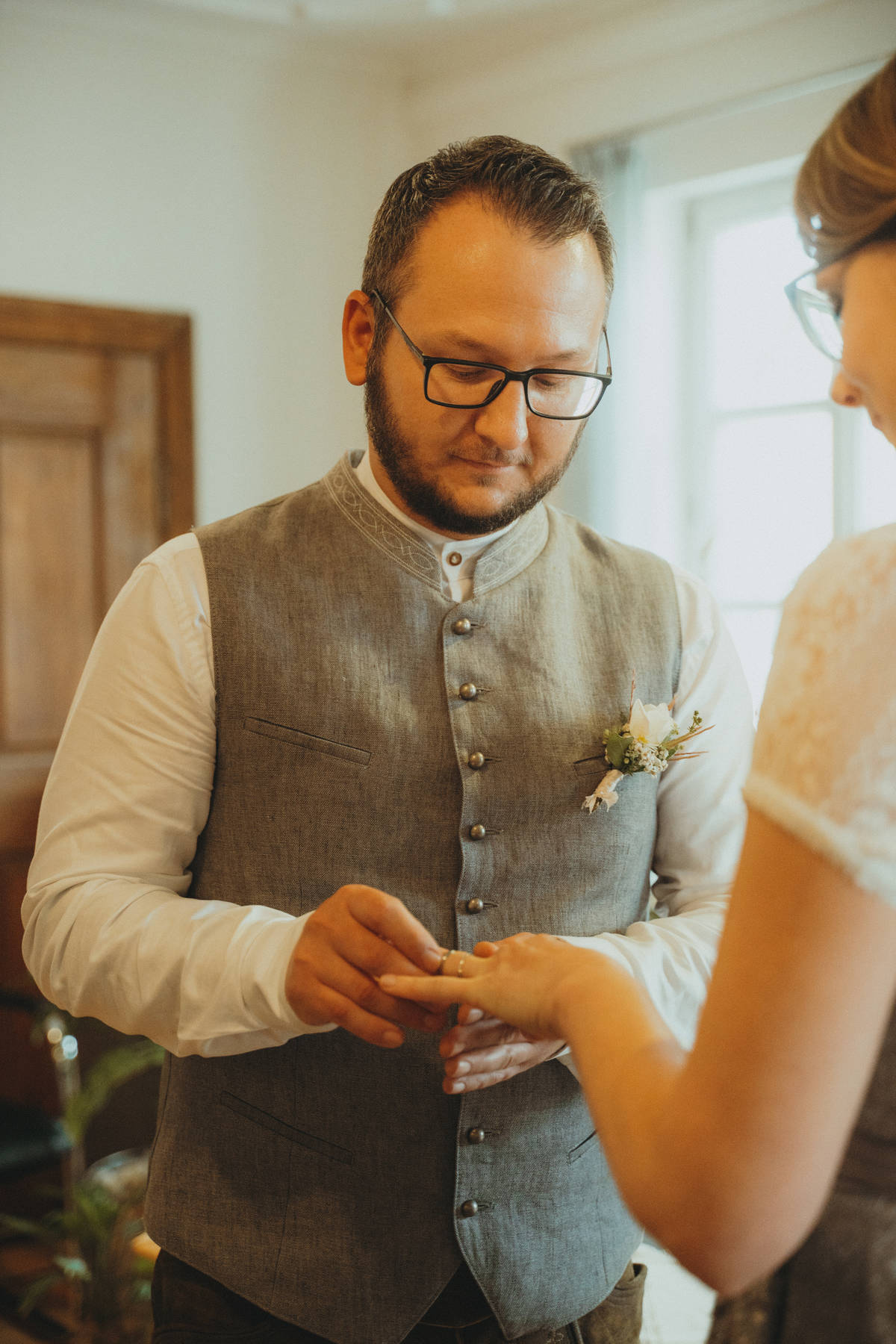 Hochzeitspaar bei der standesamtlichen Trauung in Burgbernheim in Mittelfranken