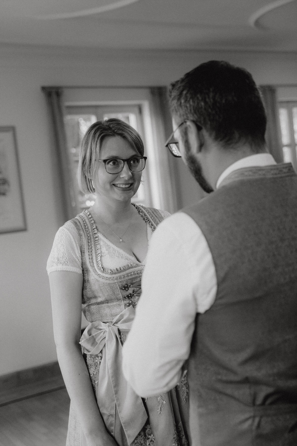 Hochzeitspaar bei der standesamtlichen Trauung in Burgbernheim in Mittelfranken